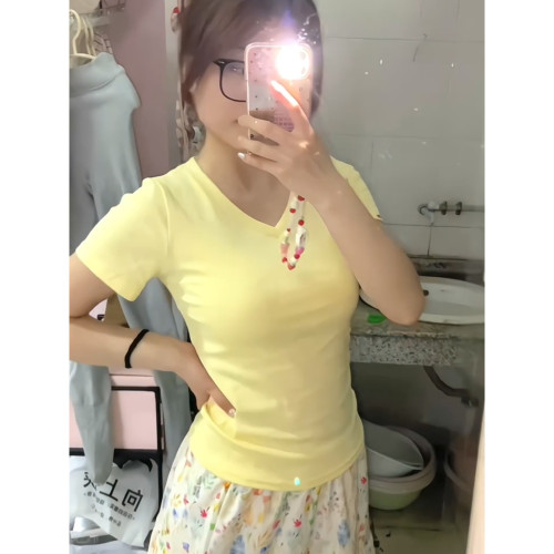 鵝黃色顯白v領T恤女夏季純欲風打底上衣時尚氣質百搭修身正肩短袖