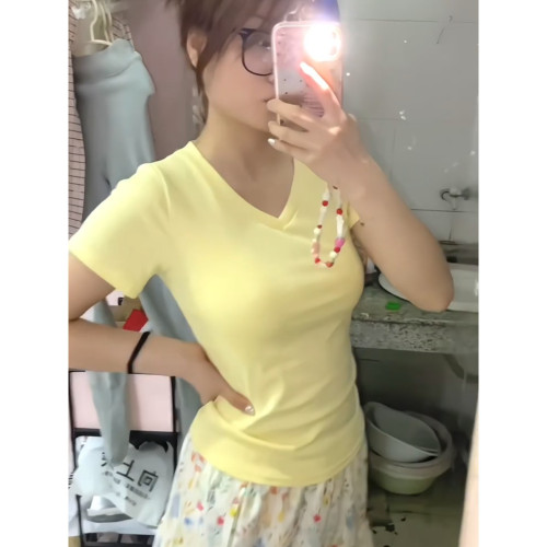 鵝黃色顯白v領T恤女夏季純欲風打底上衣時尚氣質百搭修身正肩短袖