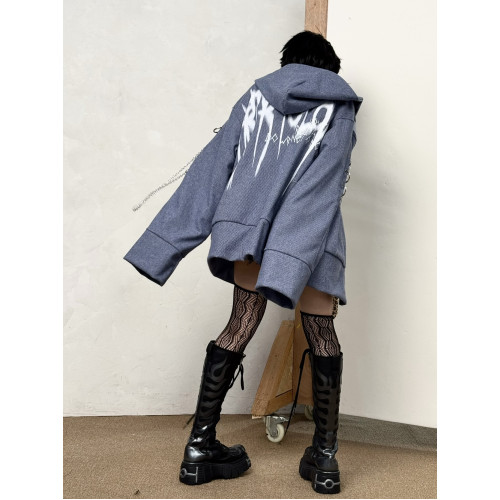 triSEGGA 25fw 彌海砂條紋衛衣(塗鴉印花金屬裝飾掛牌外套) triSEGGA 25fw 彌海砂條紋衛衣(塗鴉印花金屬裝飾掛牌外套)