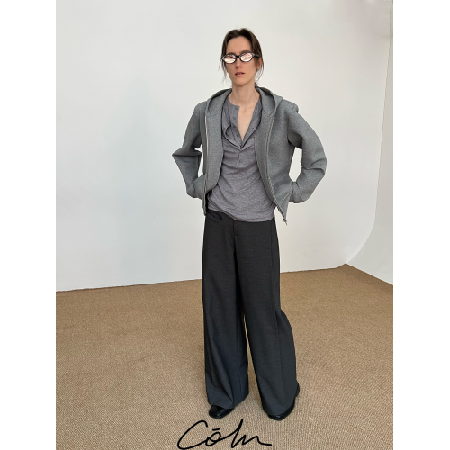 COLN晚風吹起舒爽衛衣終於佔據主場 每一年的初秋都需要拉鍊衛衣 COLN晚風吹起舒爽衛衣終於佔據主場 每一年的初秋都需要拉鍊衛衣