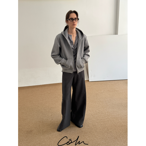 COLN晚風吹起舒爽衛衣終於佔據主場 每一年的初秋都需要拉鍊衛衣 COLN晚風吹起舒爽衛衣終於佔據主場 每一年的初秋都需要拉鍊衛衣