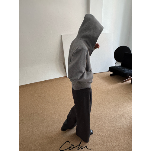 COLN晚風吹起舒爽衛衣終於佔據主場 每一年的初秋都需要拉鍊衛衣 COLN晚風吹起舒爽衛衣終於佔據主場 每一年的初秋都需要拉鍊衛衣