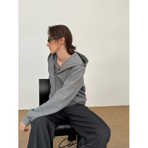 COLN晚風吹起舒爽衛衣終於佔據主場 每一年的初秋都需要拉鍊衛衣 COLN晚風吹起舒爽衛衣終於佔據主場 每一年的初秋都需要拉鍊衛衣