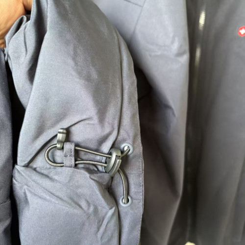 原2千多 商場下來 可拆卸 三合一的 沖鋒衣 保暖防水防寒 原2千多 商場下來 可拆卸 三合一的 沖鋒衣 保暖防水防寒