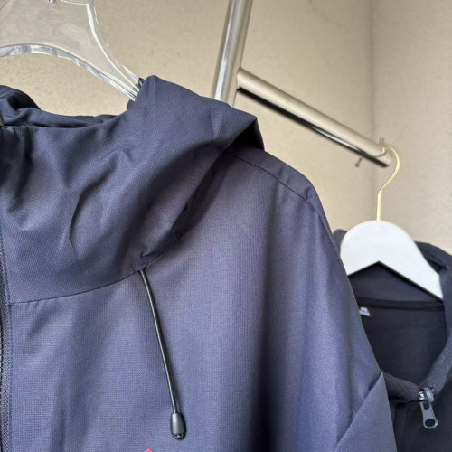 原2千多 商場下來 可拆卸 三合一的 沖鋒衣 保暖防水防寒 原2千多 商場下來 可拆卸 三合一的 沖鋒衣 保暖防水防寒