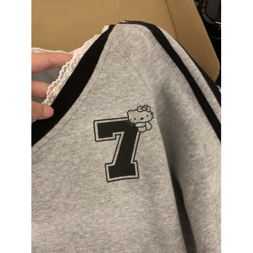 美式字母印花V領長袖衛衣女裝秋季灰色獨特蕾絲拼接寬松休閒上衣 美式字母印花V領長袖衛衣女裝秋季灰色獨特蕾絲拼接寬松休閒上衣