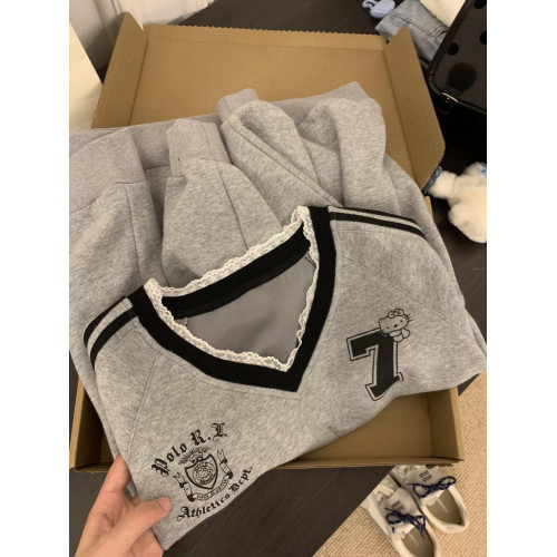 美式字母印花V領長袖衛衣女裝秋季灰色獨特蕾絲拼接寬松休閒上衣 美式字母印花V領長袖衛衣女裝秋季灰色獨特蕾絲拼接寬松休閒上衣