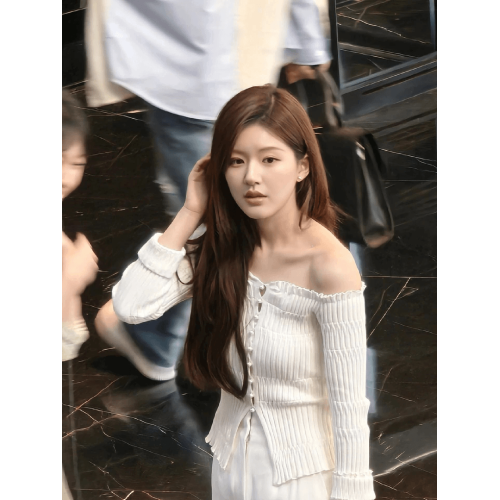 早秋趙露思同款白色一字肩針織衫女新款修身顯瘦露鎖骨高級感上衣