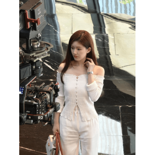 早秋趙露思同款白色一字肩針織衫女新款修身顯瘦露鎖骨高級感上衣