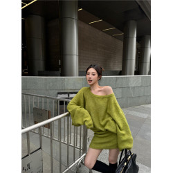 設計感綠色斜肩蝙蝠長袖連衣裙女裝秋季新款百搭顯瘦收腰包臀裙