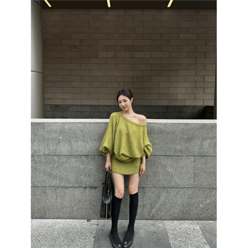 設計感綠色斜肩蝙蝠長袖連衣裙女裝秋季新款百搭顯瘦收腰包臀裙