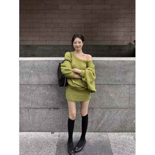 設計感綠色斜肩蝙蝠長袖連衣裙女裝秋季新款百搭顯瘦收腰包臀裙