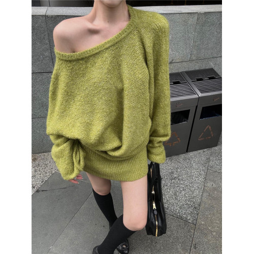 設計感綠色斜肩蝙蝠長袖連衣裙女裝秋季新款百搭顯瘦收腰包臀裙