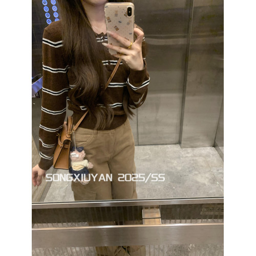 宋秀妍 SENIORS韓系學院風棕色條紋針織polo衫慵懶風長袖短款上衣 宋秀妍 SENIORS韓系學院風棕色條紋針織polo衫慵懶風長袖短款上衣