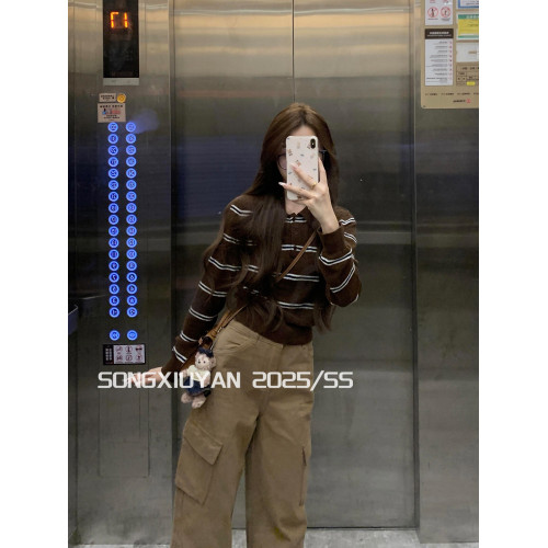 宋秀妍 SENIORS韓系學院風棕色條紋針織polo衫慵懶風長袖短款上衣 宋秀妍 SENIORS韓系學院風棕色條紋針織polo衫慵懶風長袖短款上衣