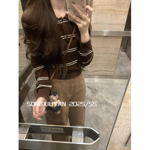 宋秀妍 SENIORS韓系學院風棕色條紋針織polo衫慵懶風長袖短款上衣 宋秀妍 SENIORS韓系學院風棕色條紋針織polo衫慵懶風長袖短款上衣