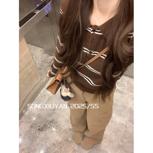 宋秀妍 SENIORS韓系學院風棕色條紋針織polo衫慵懶風長袖短款上衣 宋秀妍 SENIORS韓系學院風棕色條紋針織polo衫慵懶風長袖短款上衣