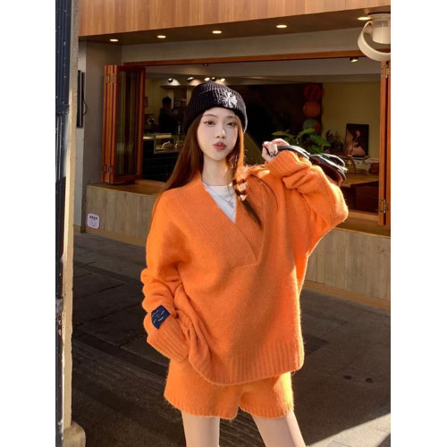 老錢風慵懶松弛感休閒套裝女春秋V領寬松針織毛衣高腰短褲兩件套 老錢風慵懶松弛感休閒套裝女春秋V領寬松針織毛衣高腰短褲兩件套