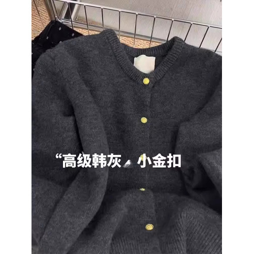 軟糯浣熊絨金釦針織衫開衫秋冬新款韓系溫柔風百搭顯瘦毛衣外套女 軟糯浣熊絨金釦針織衫開衫秋冬新款韓系溫柔風百搭顯瘦毛衣外套女