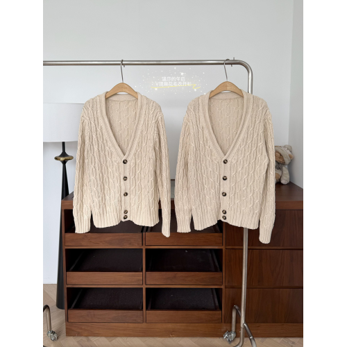 玖月伍 溫莎的午後 100%棉V領麻花毛衣女秋季高級感韓系開衫外套 玖月伍 溫莎的午後 100%棉V領麻花毛衣女秋季高級感韓系開衫外套