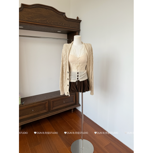 玖月伍 溫莎的午後 100%棉V領麻花毛衣女秋季高級感韓系開衫外套 玖月伍 溫莎的午後 100%棉V領麻花毛衣女秋季高級感韓系開衫外套