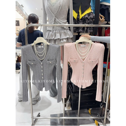 ~KIYOMI實拍韓版純欲辣妹V領巴曼風英倫金屬釦墊肩顯瘦針織衫