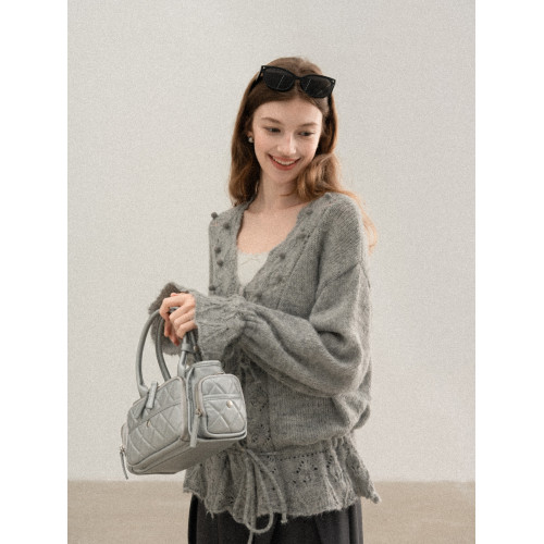羊城故事 灰色鏤空鉤花v領長袖針織毛衣女秋季新款甜美收腰上衣