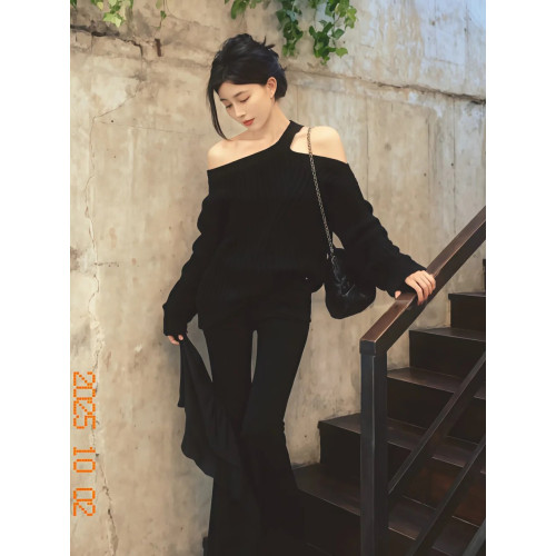 復古高級感黑色掛脖斜肩毛衣女秋冬純欲慵懶風一字肩露肩針織上衣 復古高級感黑色掛脖斜肩毛衣女秋冬純欲慵懶風一字肩露肩針織上衣