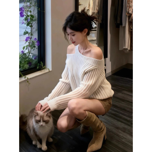 復古高級感黑色掛脖斜肩毛衣女秋冬純欲慵懶風一字肩露肩針織上衣 復古高級感黑色掛脖斜肩毛衣女秋冬純欲慵懶風一字肩露肩針織上衣