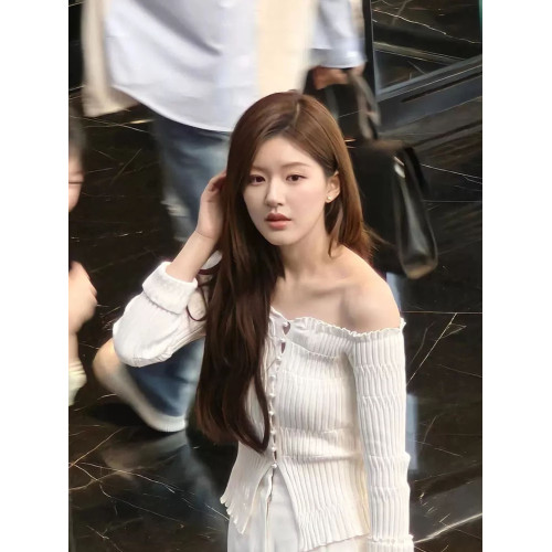 趙露思許妍同款白色一字肩上衣女秋冬修身顯瘦露鎖骨高級感針織衫 趙露思許妍同款白色一字肩上衣女秋冬修身顯瘦露鎖骨高級感針織衫