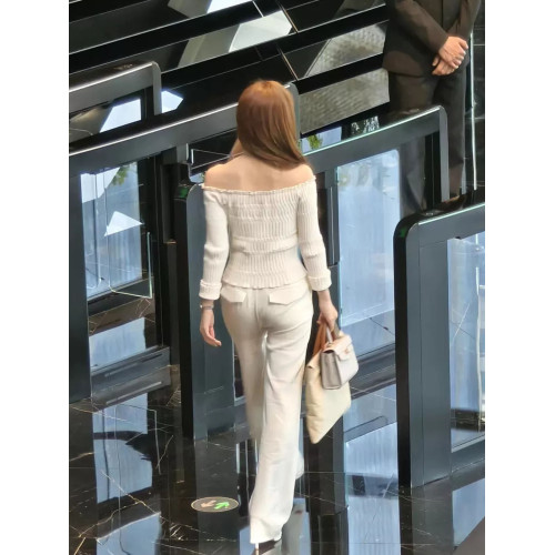 趙露思許妍同款白色一字肩上衣女秋冬修身顯瘦露鎖骨高級感針織衫 趙露思許妍同款白色一字肩上衣女秋冬修身顯瘦露鎖骨高級感針織衫