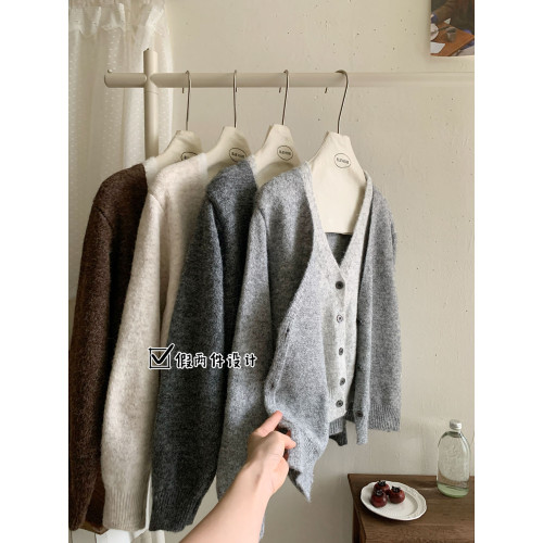 假兩件V領暖絨感高級灰色針織開衫女秋冬復古拼色設計感毛衣外套 假兩件V領暖絨感高級灰色針織開衫女秋冬復古拼色設計感毛衣外套