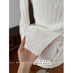 玖月伍【純欲小心機】趙露思同款一字肩針織衫珍珠釦氣質上衣