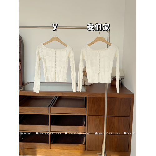 玖月伍【純欲小心機】趙露思同款一字肩針織衫珍珠釦氣質上衣 玖月伍【純欲小心機】趙露思同款一字肩針織衫珍珠釦氣質上衣