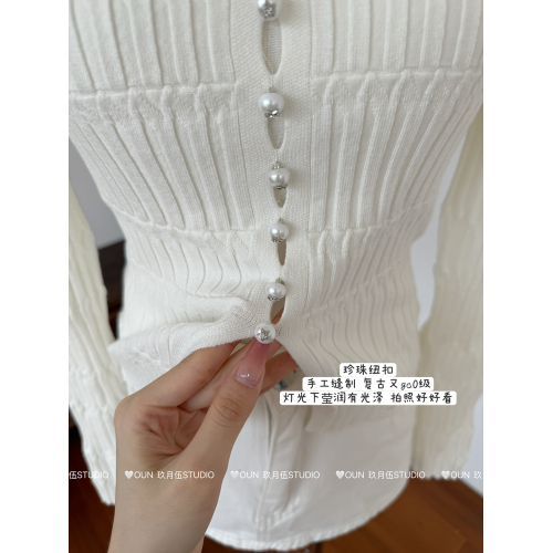 玖月伍【純欲小心機】趙露思同款一字肩針織衫珍珠釦氣質上衣 玖月伍【純欲小心機】趙露思同款一字肩針織衫珍珠釦氣質上衣