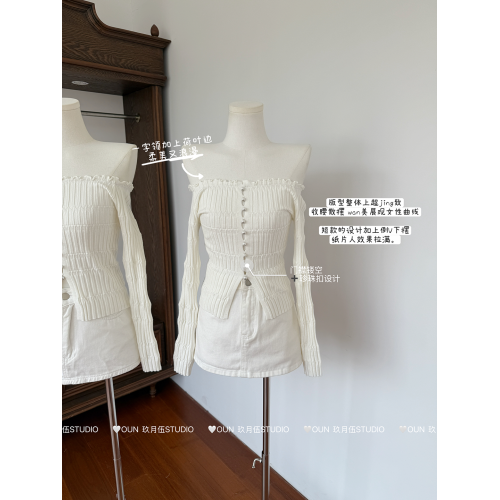 玖月伍【純欲小心機】趙露思同款一字肩針織衫珍珠釦氣質上衣 玖月伍【純欲小心機】趙露思同款一字肩針織衫珍珠釦氣質上衣