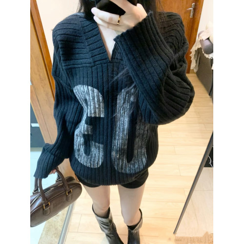 數字印花V領針織衫女秋冬季美式復古寬松休閒設計感黑色露肩毛衣 數字印花V領針織衫女秋冬季美式復古寬松休閒設計感黑色露肩毛衣