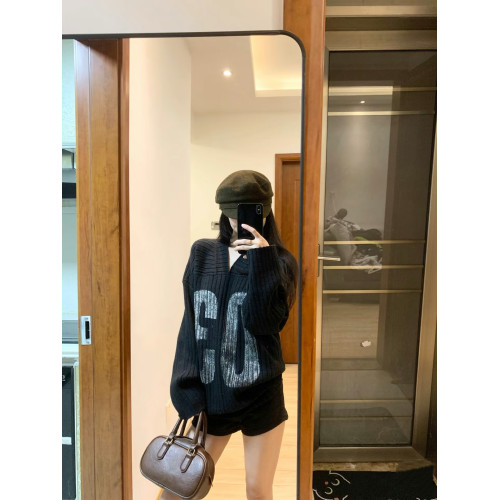 數字印花V領針織衫女秋冬季美式復古寬松休閒設計感黑色露肩毛衣 數字印花V領針織衫女秋冬季美式復古寬松休閒設計感黑色露肩毛衣