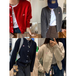 自畱高品質！日單@dant*n 復古布標刺綉軟糯羊毛顯瘦圓領毛衣開衫