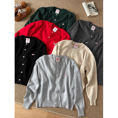 自畱高品質!日單@dant*n 復古布標刺綉軟糯羊毛顯瘦圓領毛衣開衫 自畱高品質!日單@dant*n 復古布標刺綉軟糯羊毛顯瘦圓領毛衣開衫