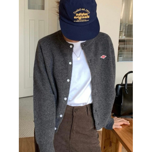 自畱高品質!日單@dant*n 復古布標刺綉軟糯羊毛顯瘦圓領毛衣開衫 自畱高品質!日單@dant*n 復古布標刺綉軟糯羊毛顯瘦圓領毛衣開衫