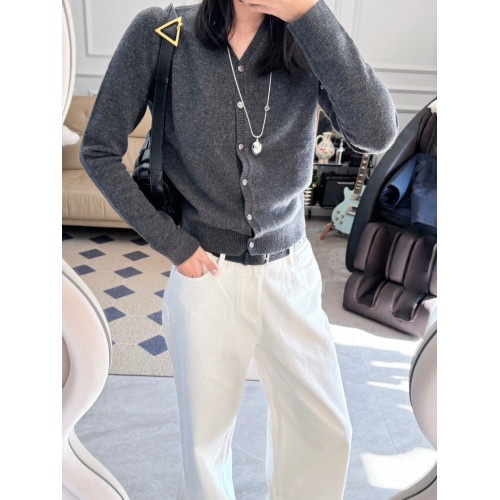 歐陽娜娜同款@at貴牌平替 經典基礎V領修身羊毛針織開衫毛衣外套