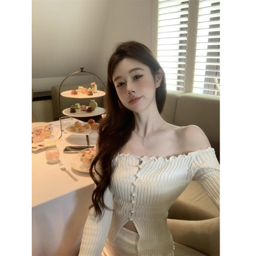 白色一字肩長袖針織衫女秋季純欲風收腰修身毛衣鏤空短款露肩上衣