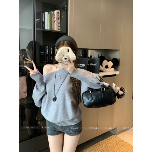 kumikumi設計感灰色斜肩長袖針織衫女裝秋季氣質復古百搭露肩上衣