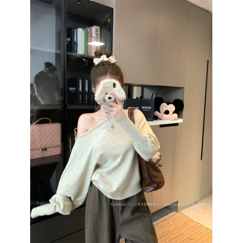 kumikumi設計感灰色斜肩長袖針織衫女裝秋季氣質復古百搭露肩上衣