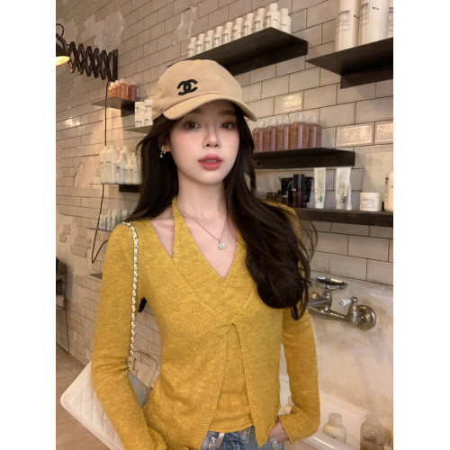 邱肉瑤 扭結假兩件掛脖針織衫女露肩春季修身慵嬾風短款v領上衣