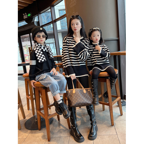 親子裝母女裝毛衣2024秋冬新款網紅時髦條紋上衣小女孩套頭針織衫 親子裝母女裝毛衣2024秋冬新款網紅時髦條紋上衣小女孩套頭針織衫