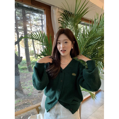Brandy Girl復古聖誕綠V領長袖針織開衫紐釦外套BM字母刺綉毛衣女 Brandy Girl復古聖誕綠V領長袖針織開衫紐釦外套BM字母刺綉毛衣女