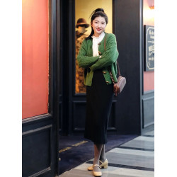 牛角釦聖誕綠毛衣外套女秋2025新款顯白復古寬松圓領麻花針織開衫