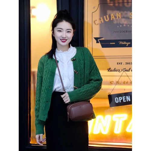 牛角釦聖誕綠毛衣外套女秋2025新款顯白復古寬松圓領麻花針織開衫